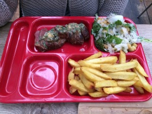 Steak beurre de Paris, caesar salad, friet.