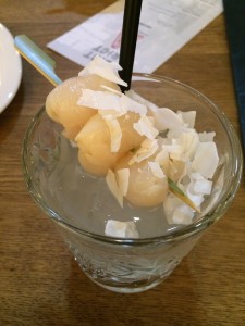 Kokoswater met lychees