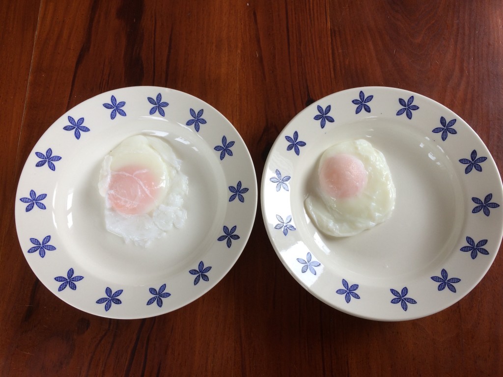 het linker ei is gepocheerd zonder azijn, rechts met.
